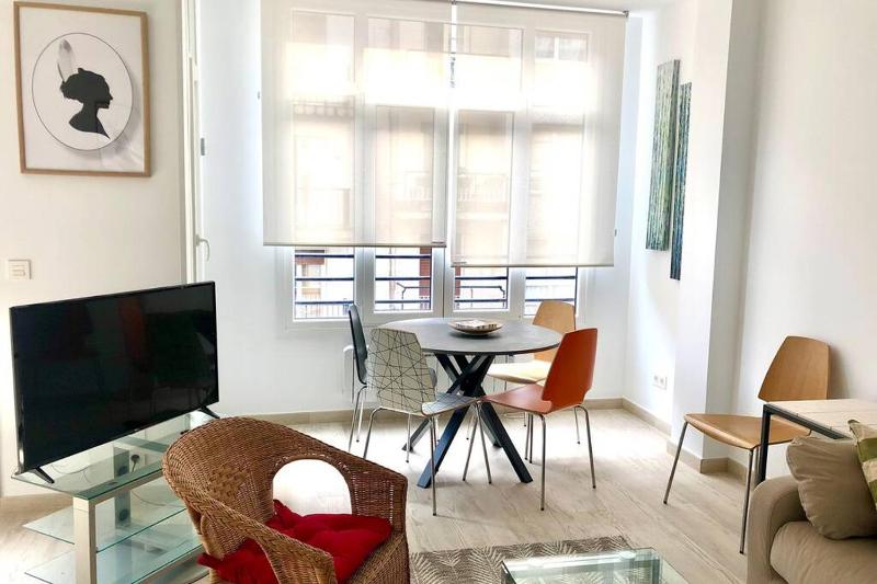 FOODIES LOCATION. SURF. NETFLIX . 3 BDR - image 5