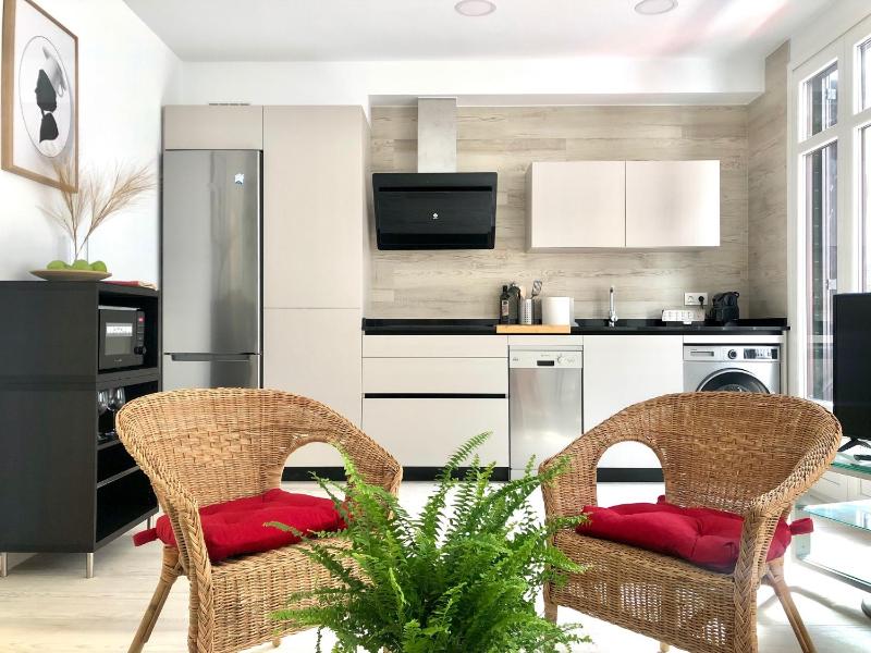 FOODIES LOCATION. SURF. NETFLIX . 3 BDR - image 16