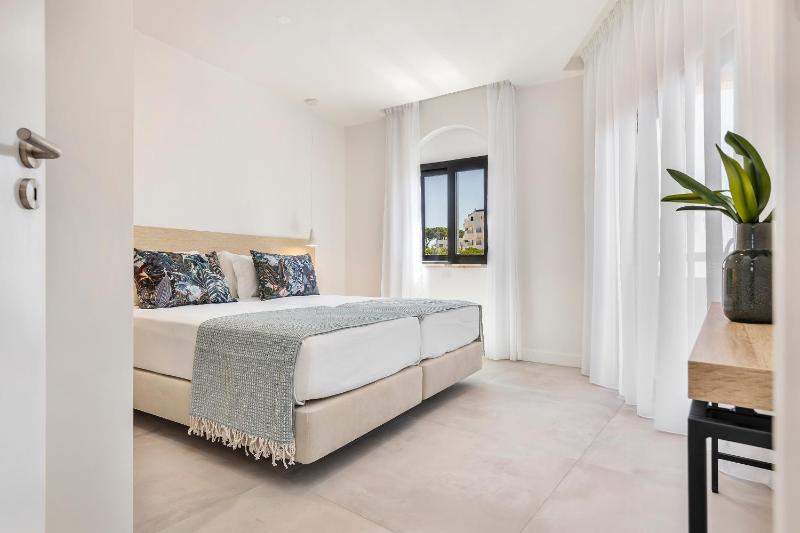 One-Bedroom Apartment image 2