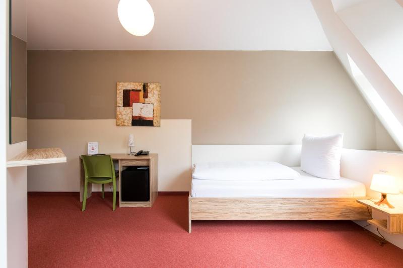 Standard Single Room image 3