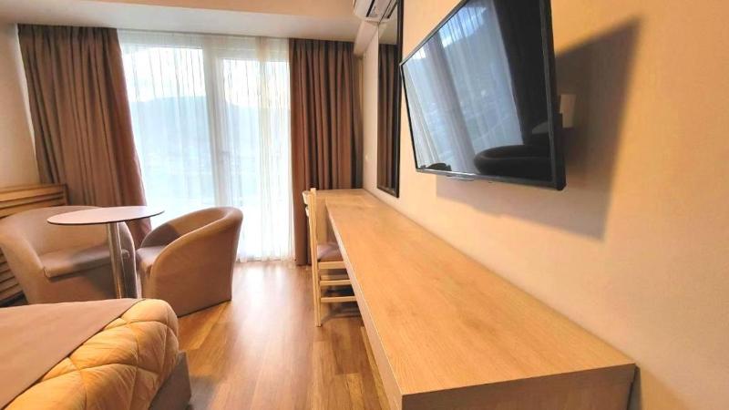 Double Room with Balcony image 3