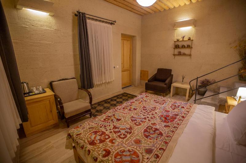 Standard King Room image 2