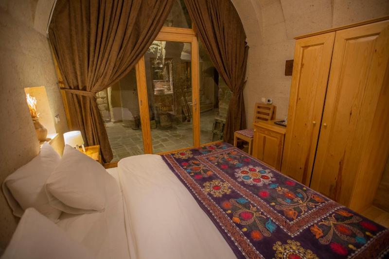 Standard King Room image 3
