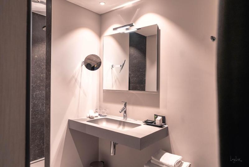 Luxury Twin with Shower image 2