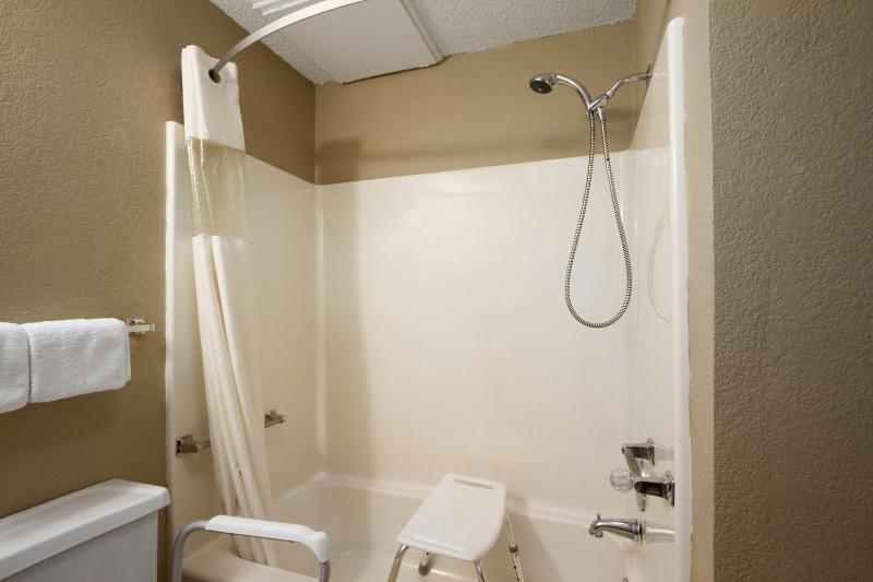 Queen Room with Bath Tub - Mobility Accessible/Non-Smoking image 3
