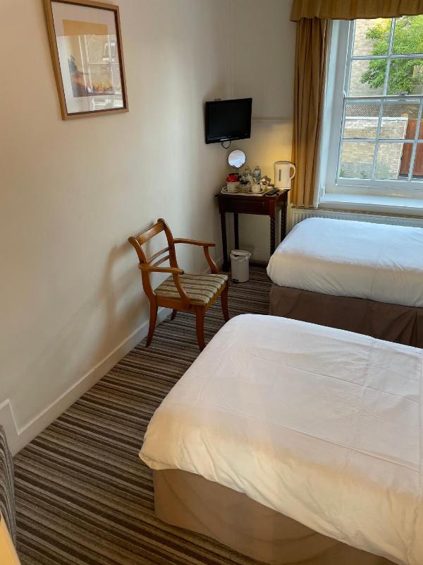 Standard Twin Room image 4