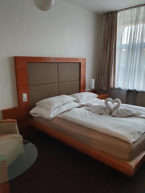Double Room image 3