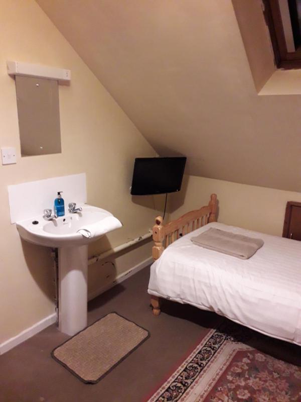 Attic Twin Room with Shared Bathroom image 4