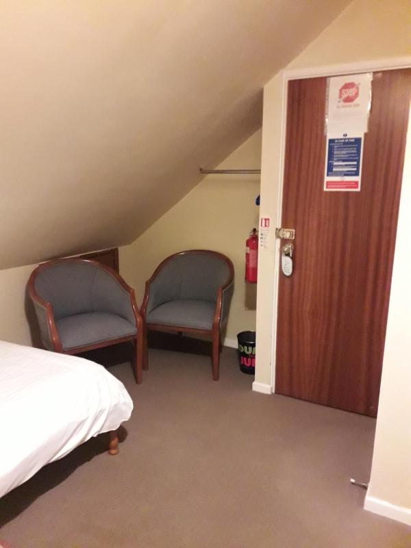 Attic Twin Room with Shared Bathroom image 3