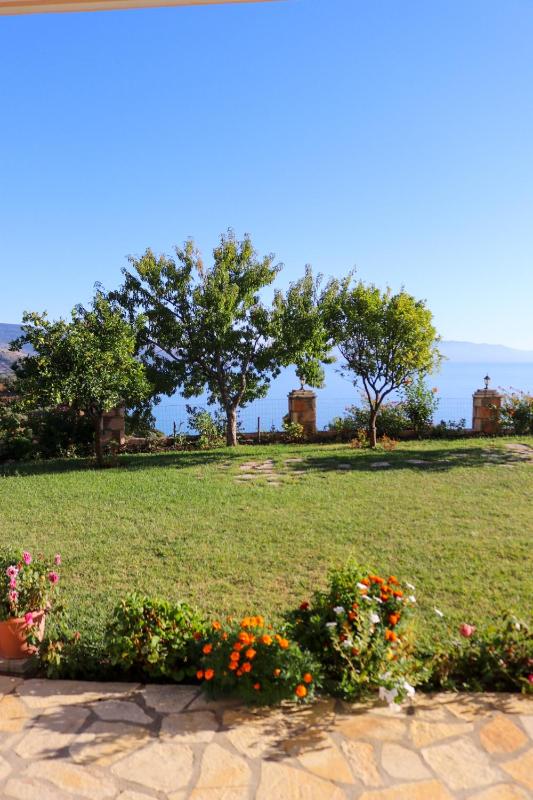 Quadruple Room with Garden View image 3