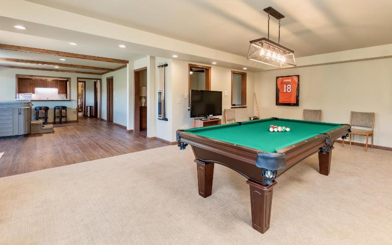 Six-Bedroom House image 3