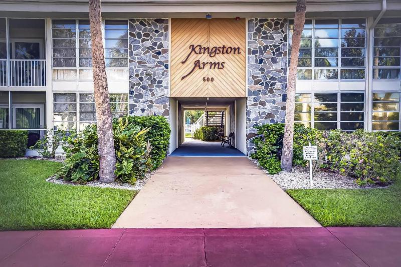 Kingston Arms 2nd Fl Walk to Beach & St. Armands Circle - image 23