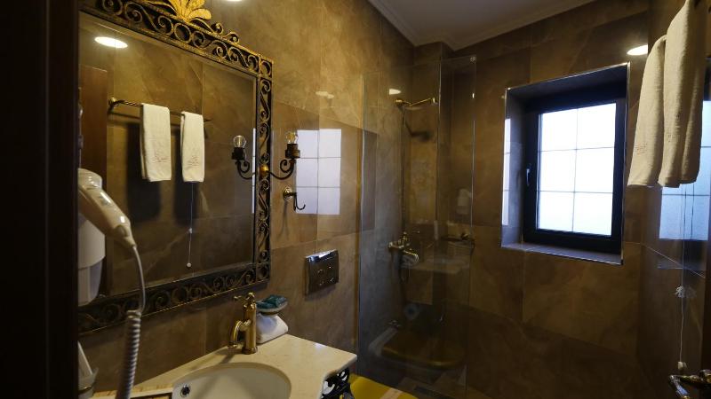 Deluxe Double Room with Balcony image 4