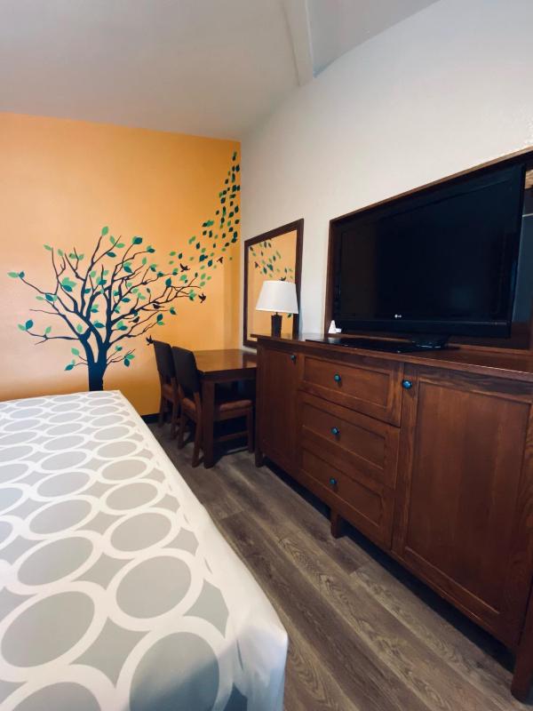 King Room - Non-Smoking image 2