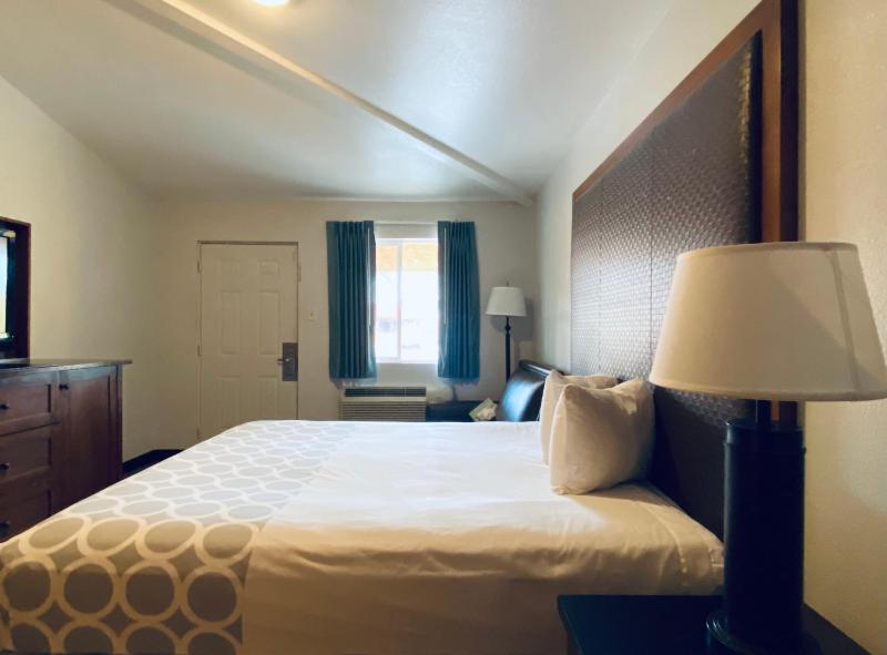 King Room - Accessible/Non-Smoking image 4