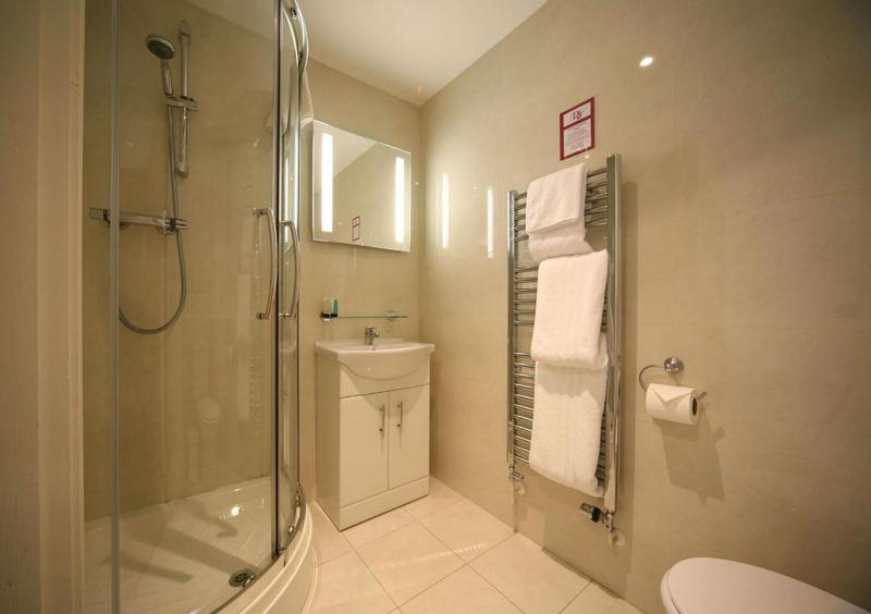 Twin Room image 2