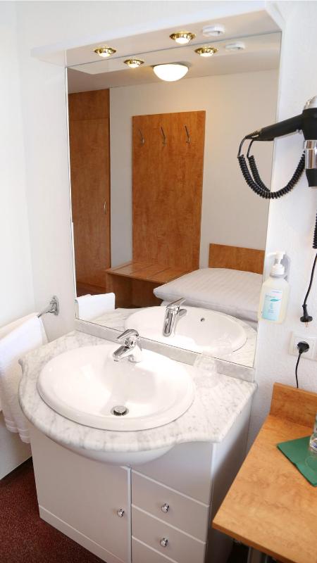 Single Room with Shared Bathroom image 3