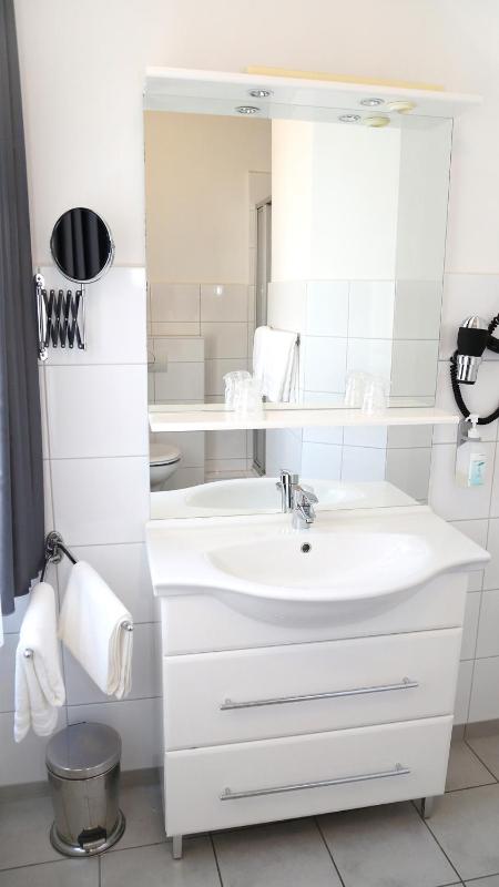 Standard Double Room image 3