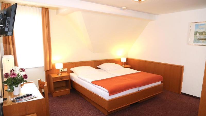 Standard Double Room image 4