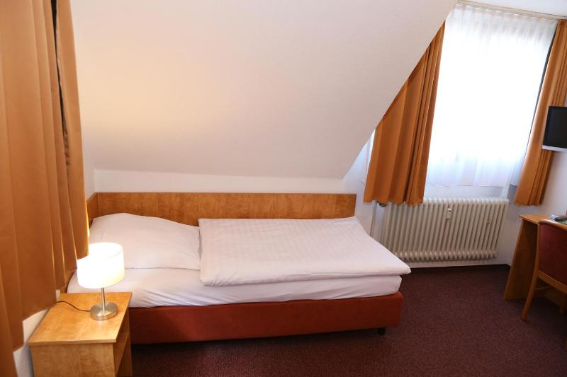 Standard Single Room image 4