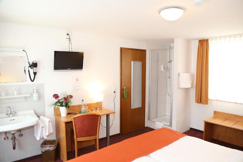 Double Room with Shared Bathroom image 4