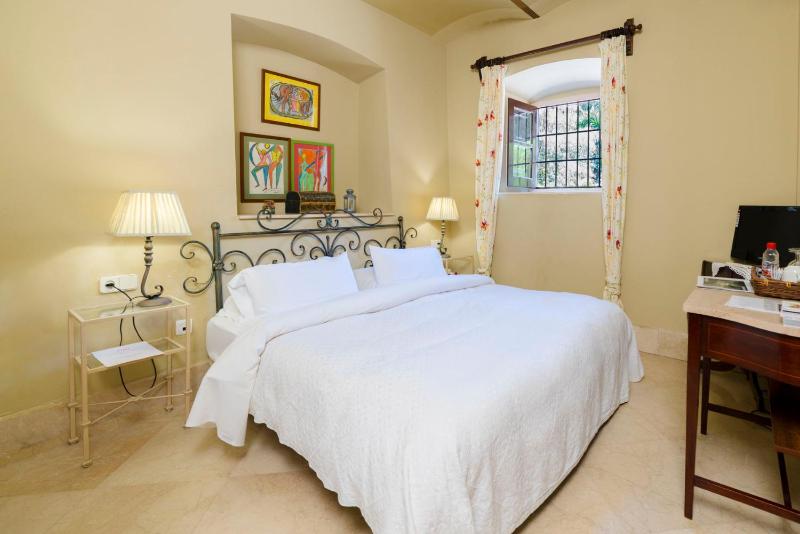 Double or Twin Room with Garden View image 3