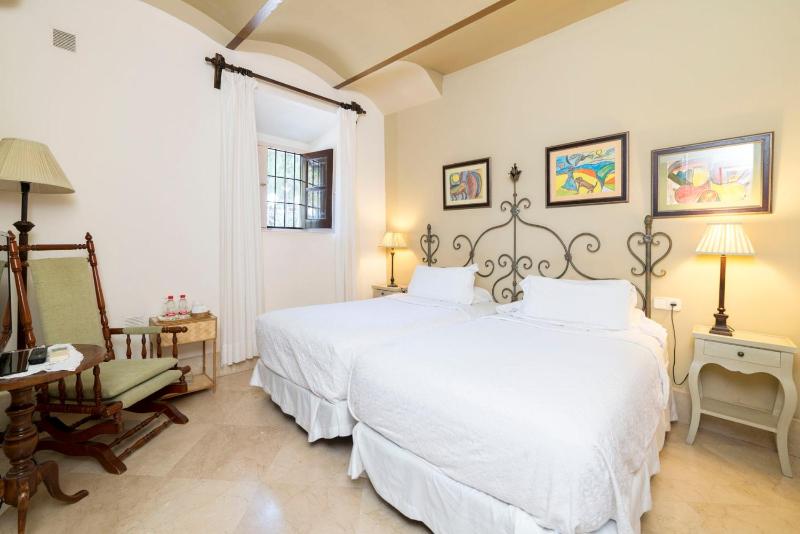 Double or Twin Room with Garden View image 4