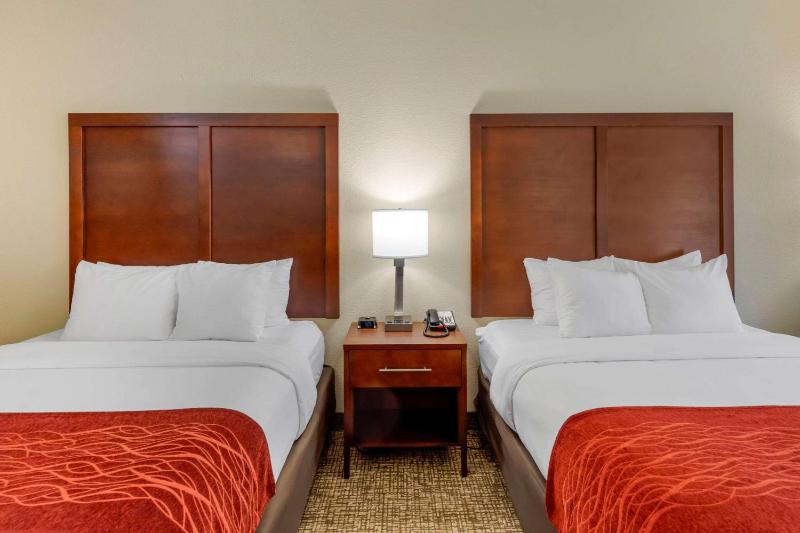 Queen Room with Two Queen Beds - Non-Smoking image 4