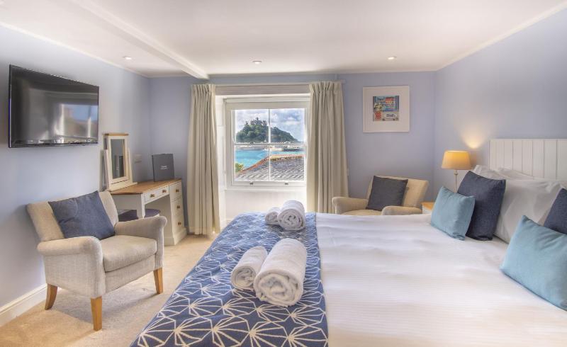 Two-Bedroom Family Suite with Sea View image 1