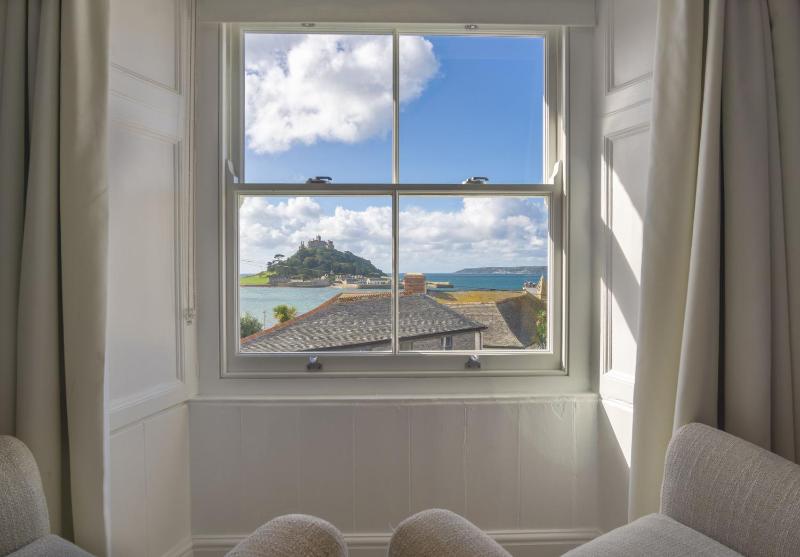 Two-Bedroom Family Suite with Sea View image 2
