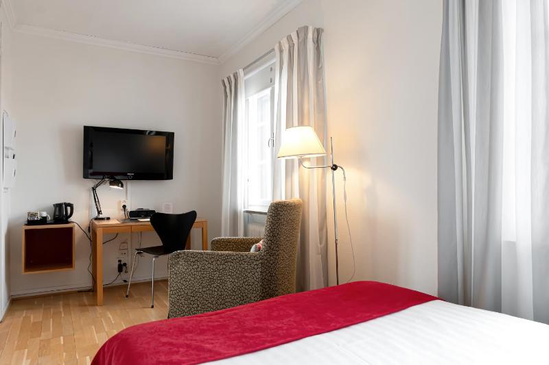 Single Room with Bathroom image 4
