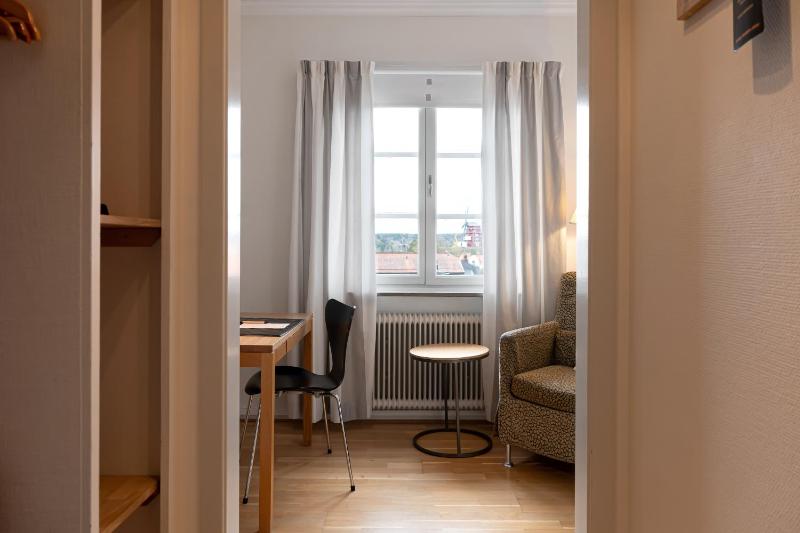 Single Room with Bathroom image 2