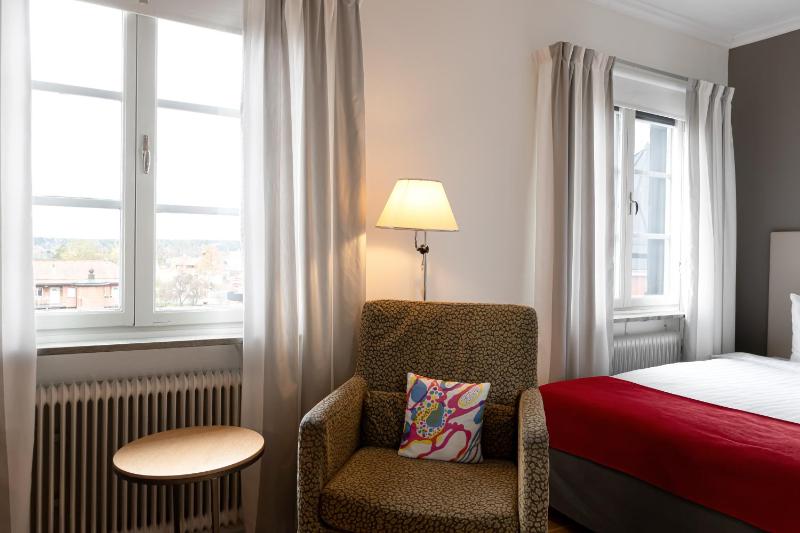 Single Room with Bathroom image 3