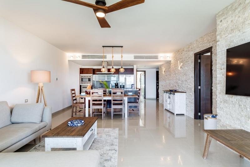 Gorgeous Ocean Front Apartment Casa Shell condo - image 18