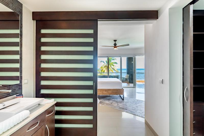 Gorgeous Ocean Front Apartment Casa Shell condo - image 19