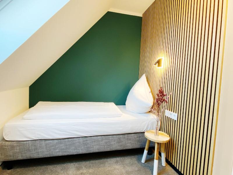 Single Room with Bathroom image 3