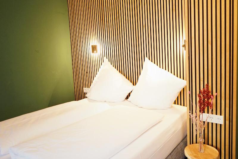 Double Room image 3