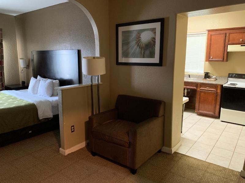 Quality Suites Houston NW Cy-Fair - image 4