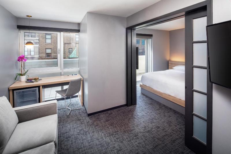 Superior Suite with Balcony image 4