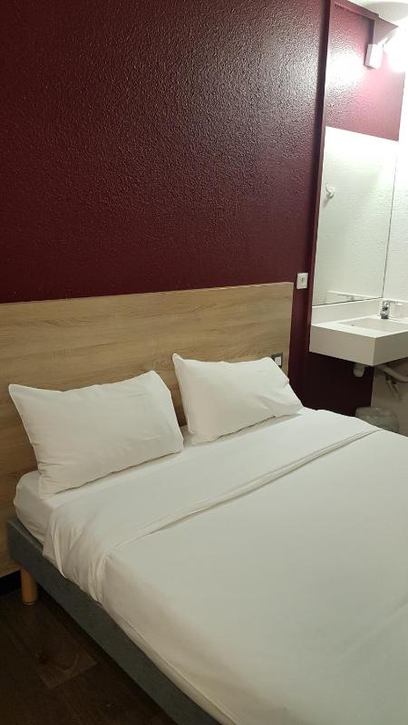 Tandem Room with Shared Bathroom image 2