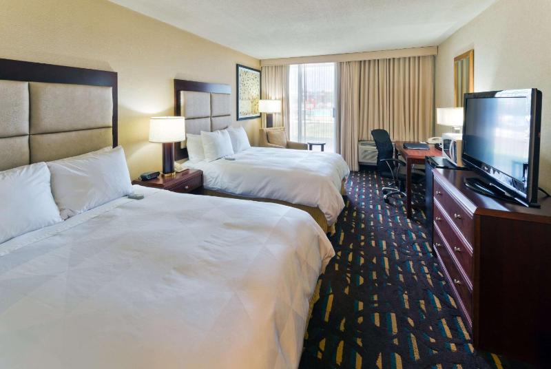 Queen Room with Two Queen Beds - Disability Access image 4