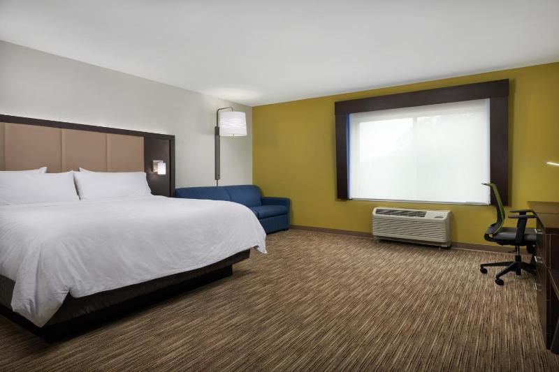 Standard King Room with Sofa Bed image 2
