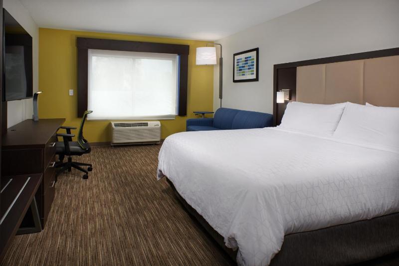 Standard King Room with Sofa Bed image 3