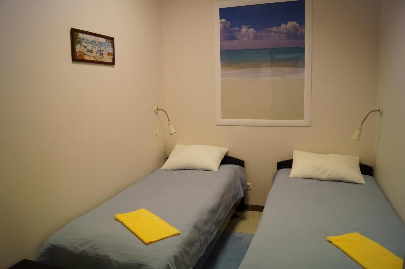 Budget Twin Room without Window image 3