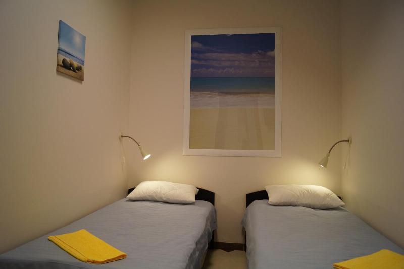 Budget Twin Room without Window image 1