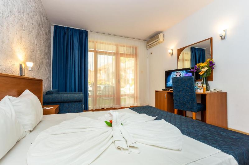 Triple Room with Pool View image 2