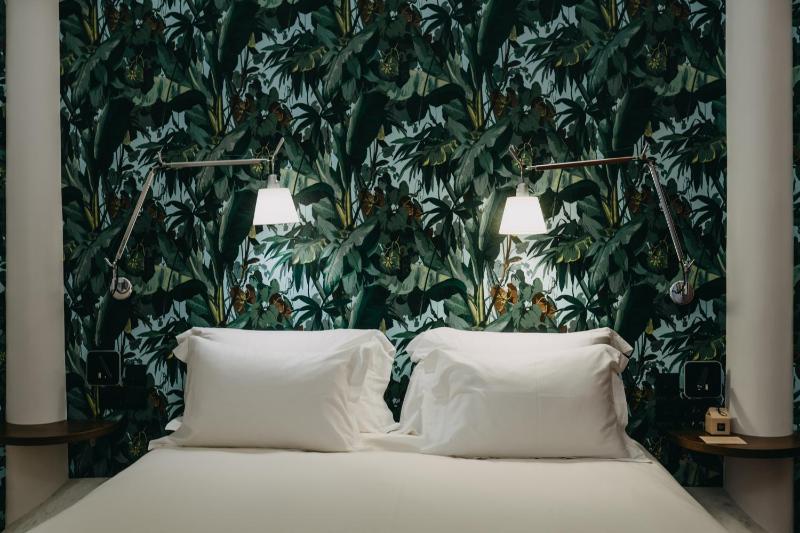 King Room with Garden View image 2