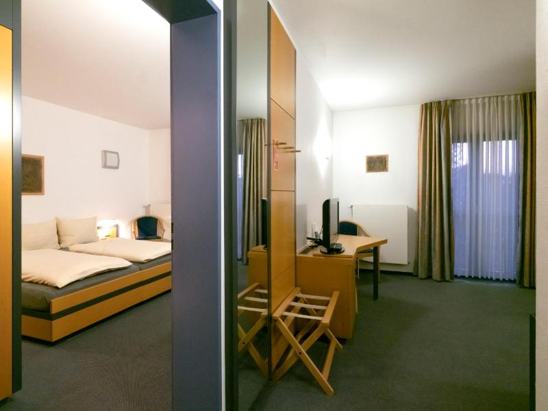 Double Room image 4