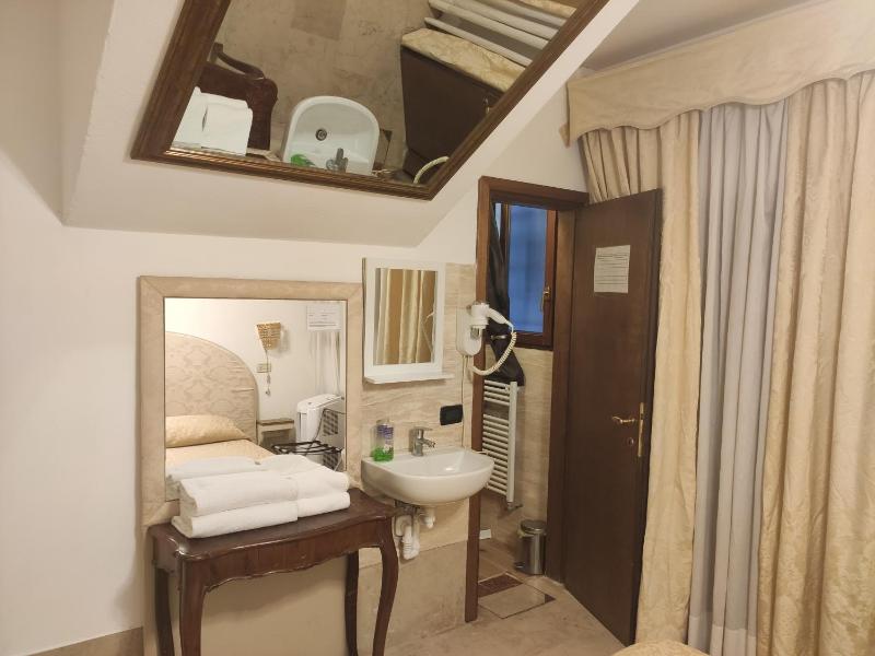 Small Double Room image 4