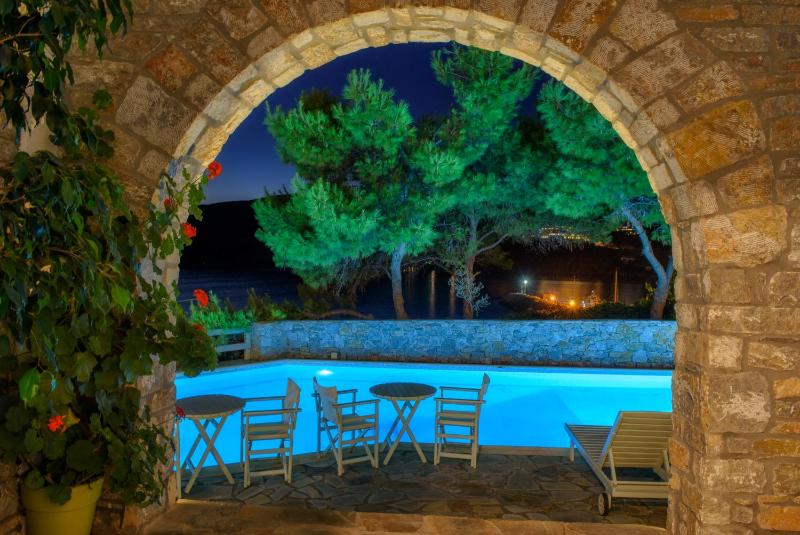 Double Room with Pool View image 2